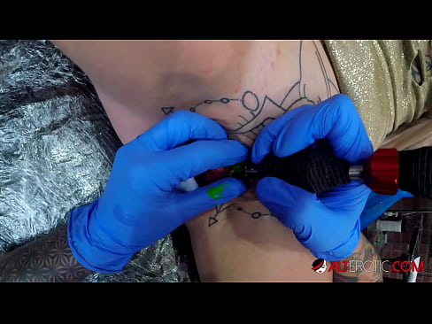 ❤️ Extreem getatoeëerde hottie Sully Savage kreeg een tatoeage op haar clitoris ❤❌ Just porno at porn nl.trysex.ru ❌️ ❌️❤